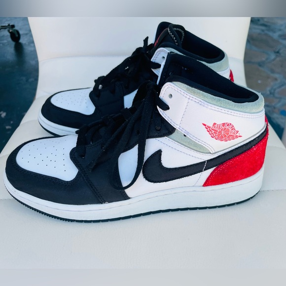 Air Jordan size 6.5 - Picture 2 of 6